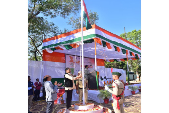 डॉ सीवी रमन विश्वविद्यालय में गणतंत्र दिवस के अवसर पर ध्वजारोहण किया गया